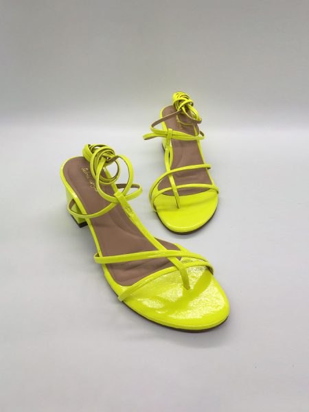 sandália-com-salto-e-amarração-amarela-1